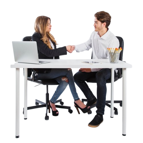 Duas pessoas sentadas em cadeiras de escritório, apertando as mãos como se estivessem fazendo um acordo. Estão sentados em frente a uma mesa com laptops a trabalho