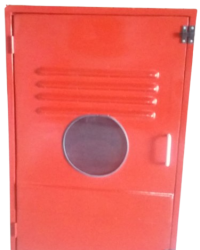 Foto de uma caixa para hidrante (bombeiros) na cor vermelha, com tampa e visor